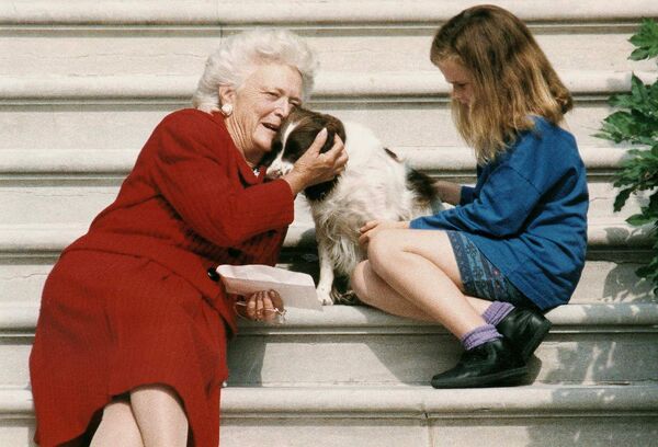 Бывшая первая леди США Барбара Буш души не чаяла в своей собаке Милли и позировала с ней и внучкой на лестницах Белого года. - Sputnik Таджикистан