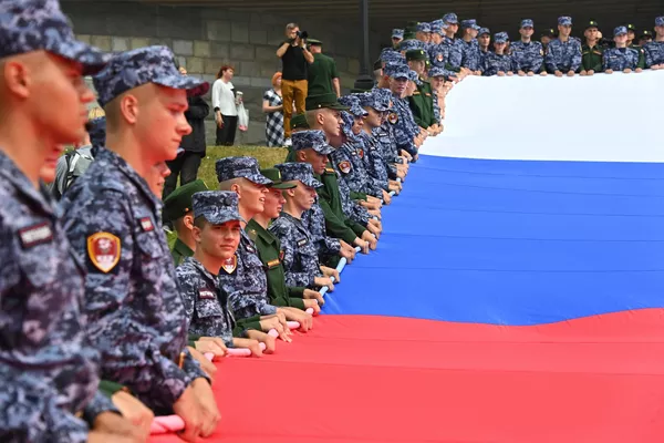 Военнослужащие РФ и сотрудники Росгвардии в День Государственного флага России у Музея Победы в Москве