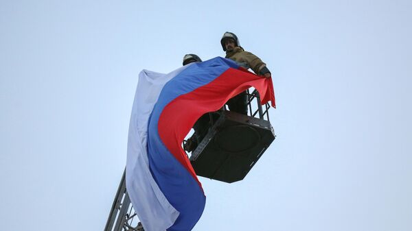 Спасатели МЧС ДНР поднимают флаг РФ над центром Донецка  - Sputnik Таджикистан