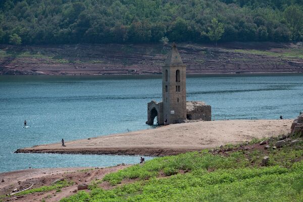 Руины церкви Сант-Рома, обнажившиеся из-за низкого уровня воды в испанском водохранилище Сау. - Sputnik Таджикистан