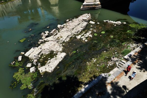 Руины древнего моста, построенного на реке Тибр в Риме при императоре Нероне. - Sputnik Таджикистан