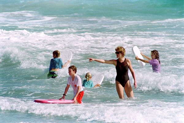 Принцесса Диана с сыновьями Уильямом и Гарри на пляже Индиан-Касл-Бич в США, 1 января 1993 года. - Sputnik Таджикистан