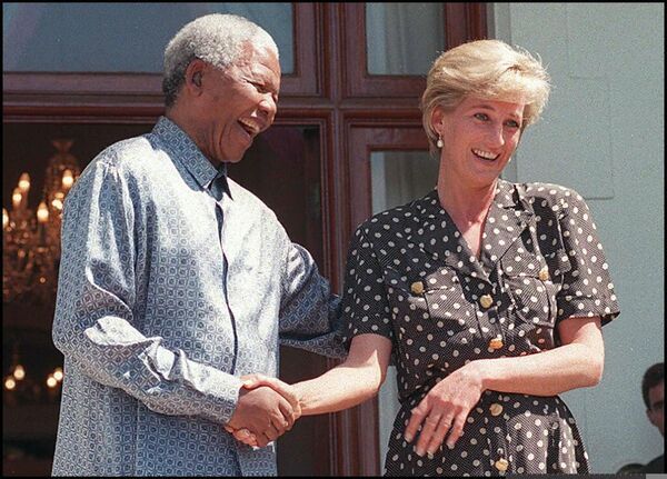 Диана и президент Южной Африки Нельсон Мандела в Кейптауне, 17 марта 1997 года. - Sputnik Таджикистан