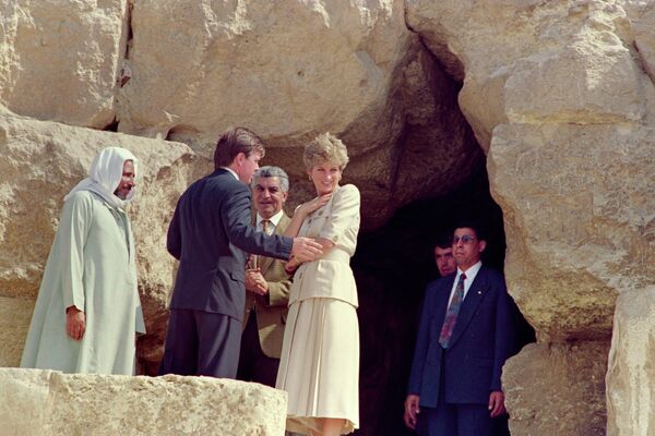 Принцесса Уэльская посещает великую пирамиду Хеопса в Гизе, 12 мая 1992 года.  - Sputnik Таджикистан