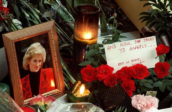 Цветы и свечи в память о принцессе Диане на ступенях посольства Великобритании в Вашингтоне, сентября 1997 года. - Sputnik Таджикистан