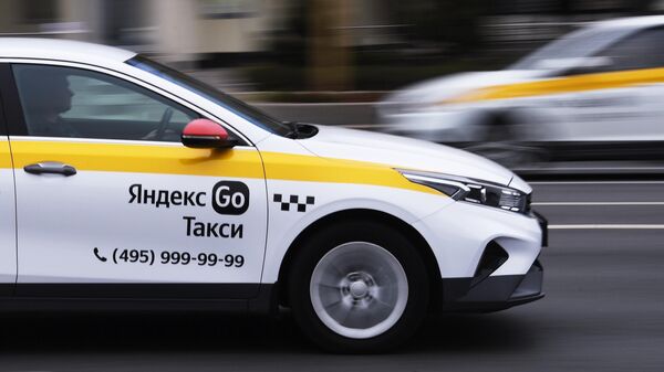 Автомобиль такси сервиса Яндекс Go  - Sputnik Тоҷикистон