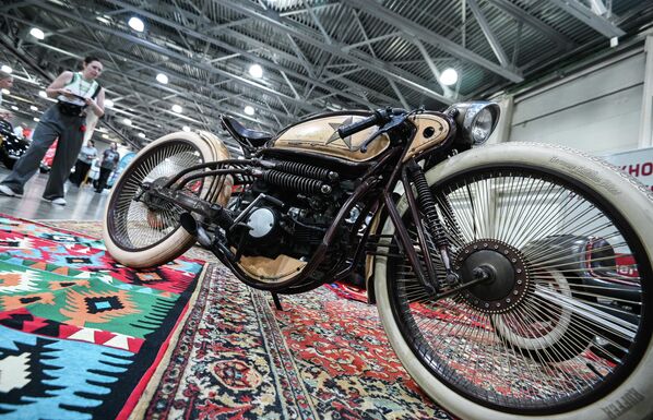 Кроме автомобилей посетители выставки увидели и раритетные мотоциклы. - Sputnik Таджикистан