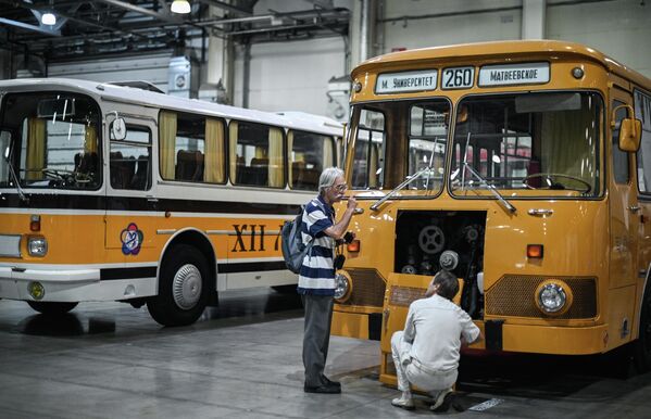 Посетители выставки на фоне легендарного автобуса  ЛиАЗ-677. - Sputnik Таджикистан