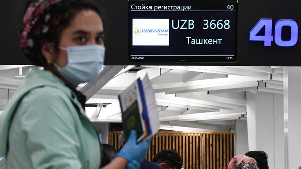Пассажир у стойки регистрации на рейс в Ташкент - Sputnik Таджикистан