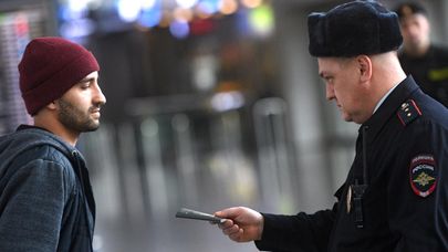 Таджикский мигрант в аэропорту 
