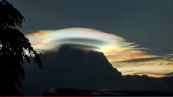 Невероятную радугу в форме цилиндра заметили в небе над Китаем - Sputnik Таджикистан