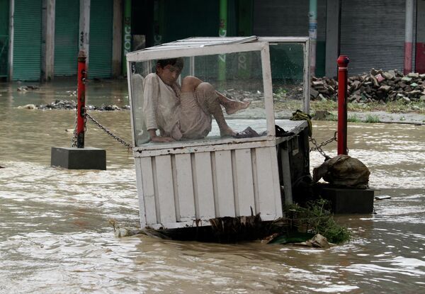 По данным Национального управления по борьбе со стихийными бедствиями Пакистана число жертв наводнений в стране уже превысило 1 тыс. человек - Sputnik Таджикистан