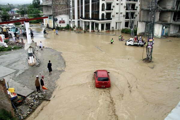 Муссонные дожди, начавшиеся раньше времени, заливают пакистанские города и провинции с конца июня, вызывая разлив рек и катастрофические наводнения. - Sputnik Таджикистан