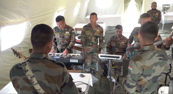 Индийские военнослужащие отдыхают во время подготовки к стратегическому командно-штабному учению &quot;Восток-2022&quot;. - Sputnik Таджикистан