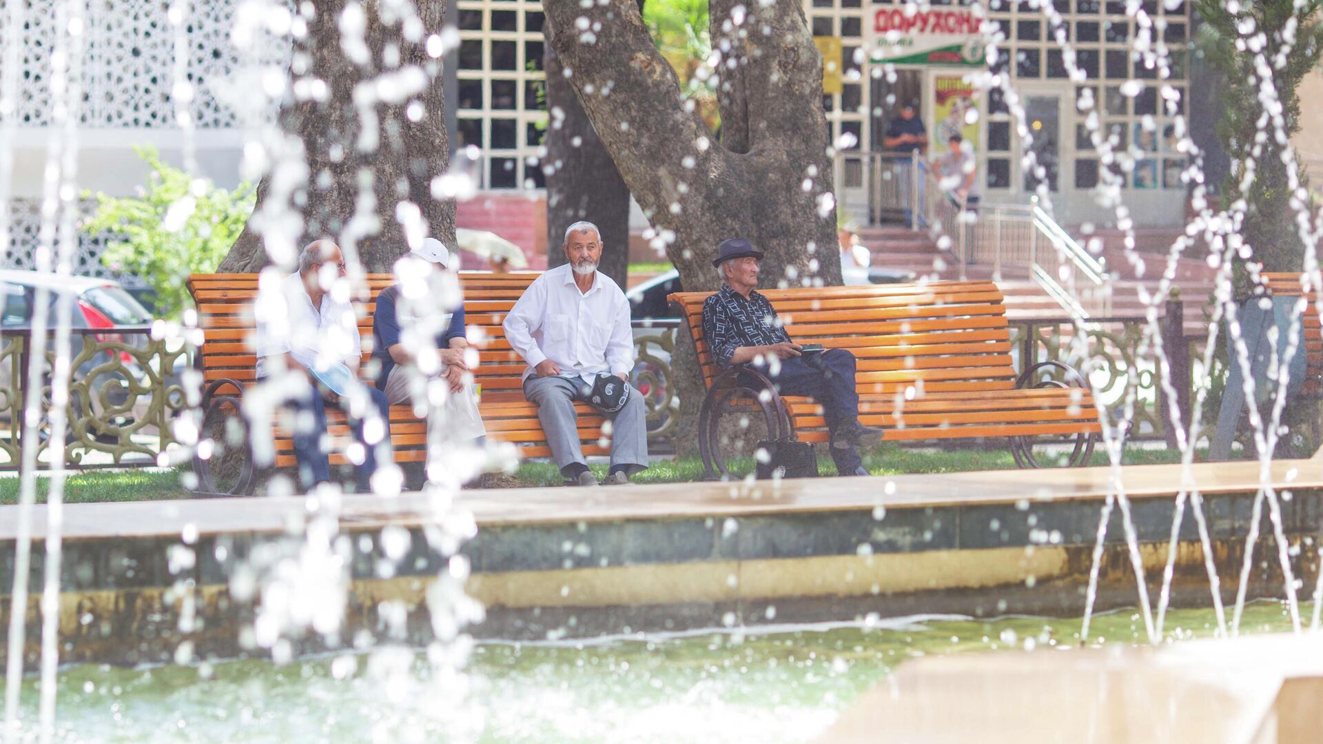 Люди отдыхают на улице в летний день в Душанбе - Sputnik Тоҷикистон, 1920, 13.09.2022