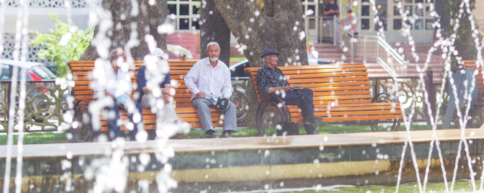 Люди отдыхают на улице в летний день в Душанбе - Sputnik Тоҷикистон, 1920, 08.06.2023