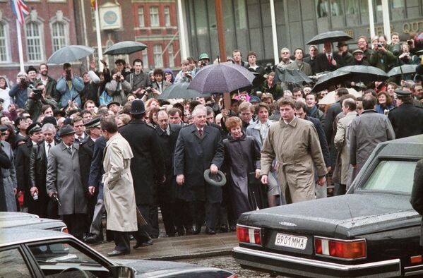 Фото сделано во время визита Горбачева во Францию вместе с супругой Раисой Максимовной среди жителей Парижа. - Sputnik Таджикистан