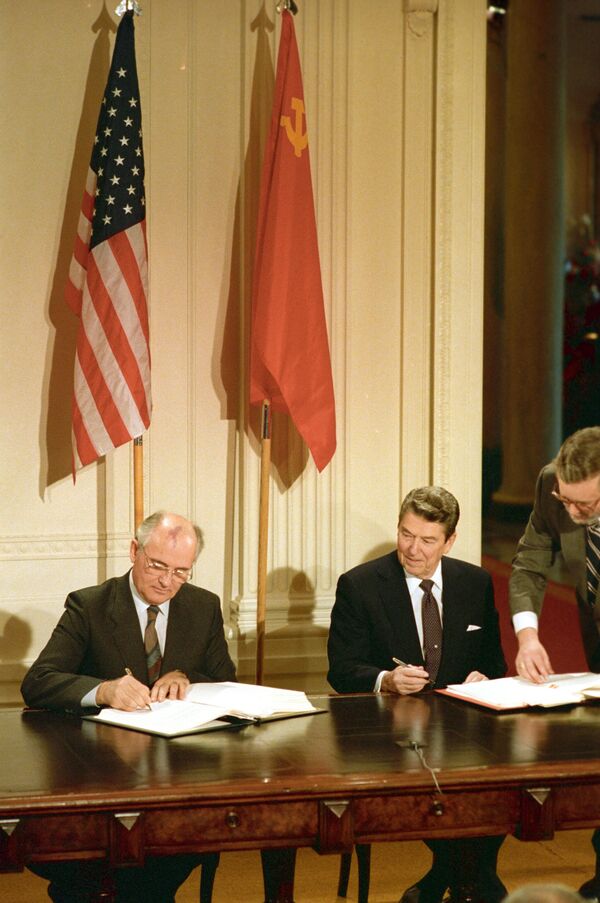 Историческое фото: президент США Рональд Рейган и Горбачев подписывают в Белом доме советско-американский договор о ликвидации двух классов ядерного оружия - ракет средней и меньшей дальности. - Sputnik Таджикистан