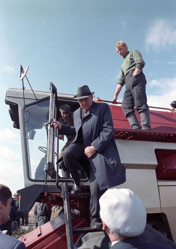 На своем посту Горбачев много ездил по стране и встречался с тружениками сельского хозяйства. - Sputnik Таджикистан