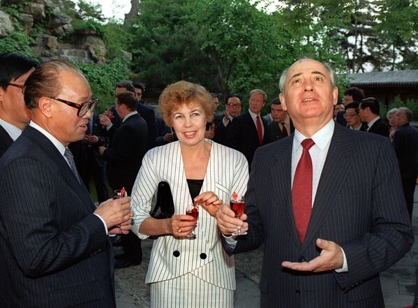 Оживленная беседа четы Горбачевых и премьер-министра Китая, генерального секретаря Коммунистической партии Чжао Цзыяна в мае 1989 года в Пекине. - Sputnik Таджикистан