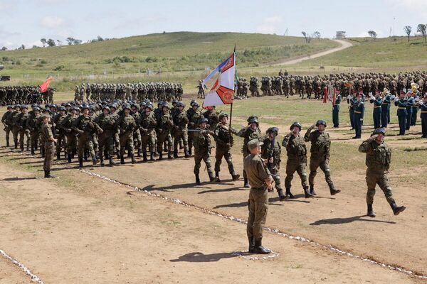 Тысячи военнослужащих выполнят учебно-боевые задачи на девяти полигонах. - Sputnik Таджикистан