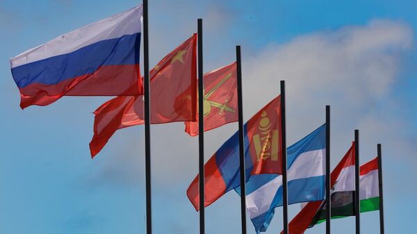 Флаги стран-участниц  стратегических командно-штабных учений Восток-2022 в России - Sputnik Таджикистан
