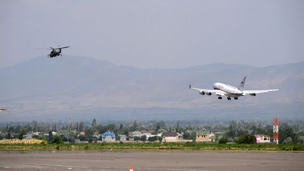 Взлет российского самолета в аэропорту Душанбе - Sputnik Таджикистан