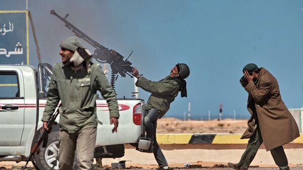 Боец оппозиции стреляет из пулемета в истребитель в Ливии  - Sputnik Таджикистан