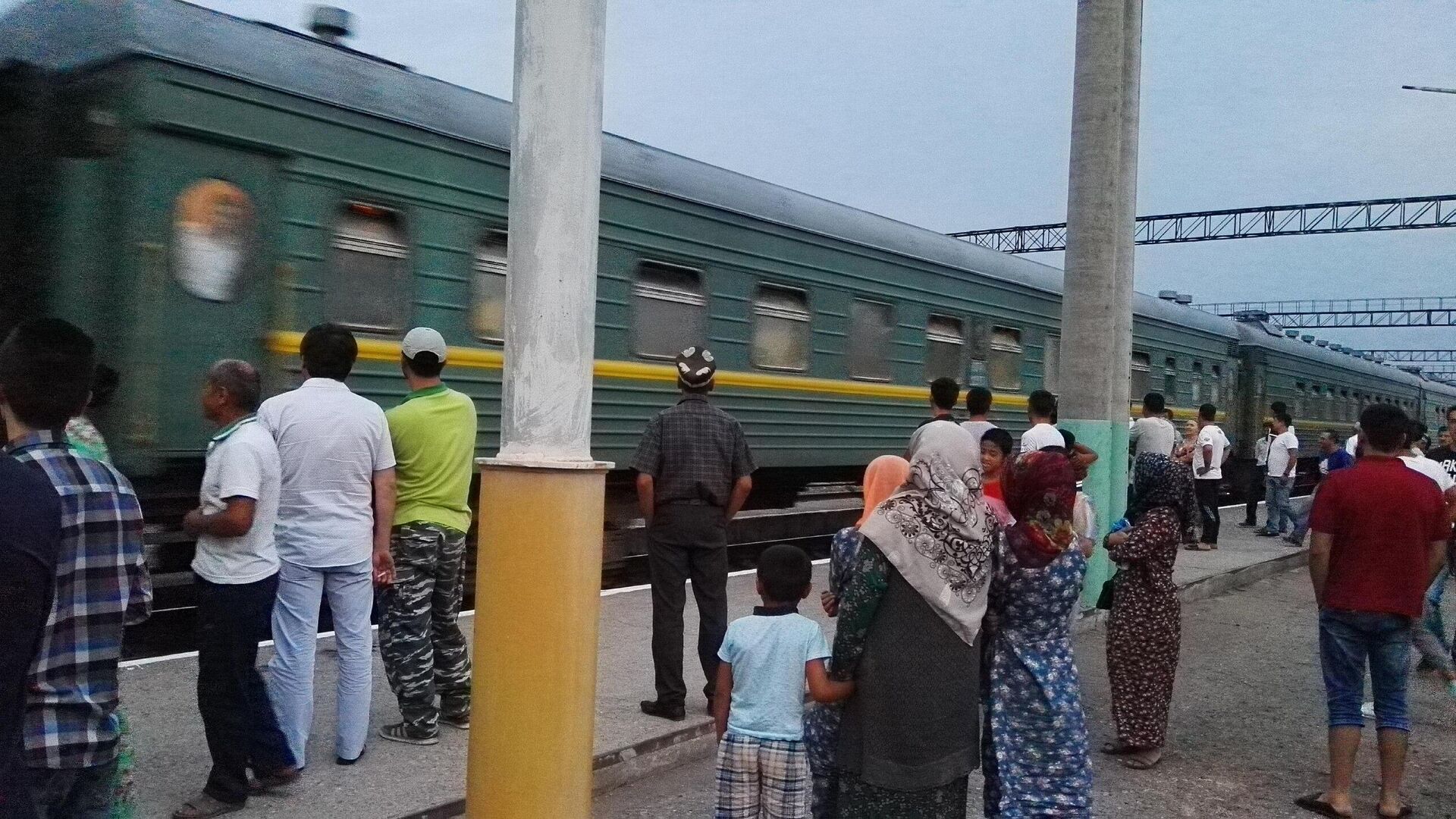 Люди на железнодорожной платформе, ожидающие поезда до Волгограда - Sputnik Таджикистан, 1920, 05.09.2022