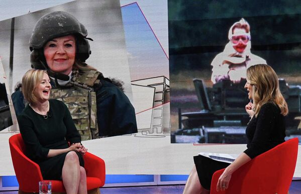 Лиз Трасс дает интервью журналисту BBC на фоне фото со своим участием. - Sputnik Таджикистан
