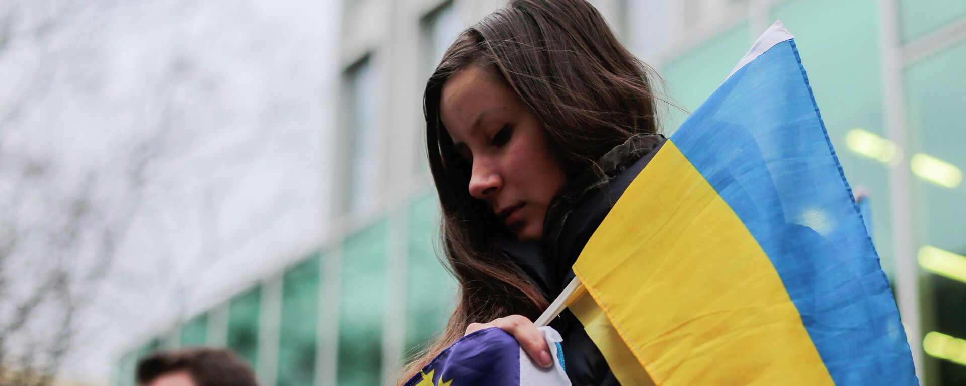 Демонстранты с украинским флагом в Берлине - Sputnik Таджикистан, 1920, 19.05.2026