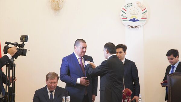 Посол Таджикистана в РФ вручает орден Дружбы - Sputnik Тоҷикистон