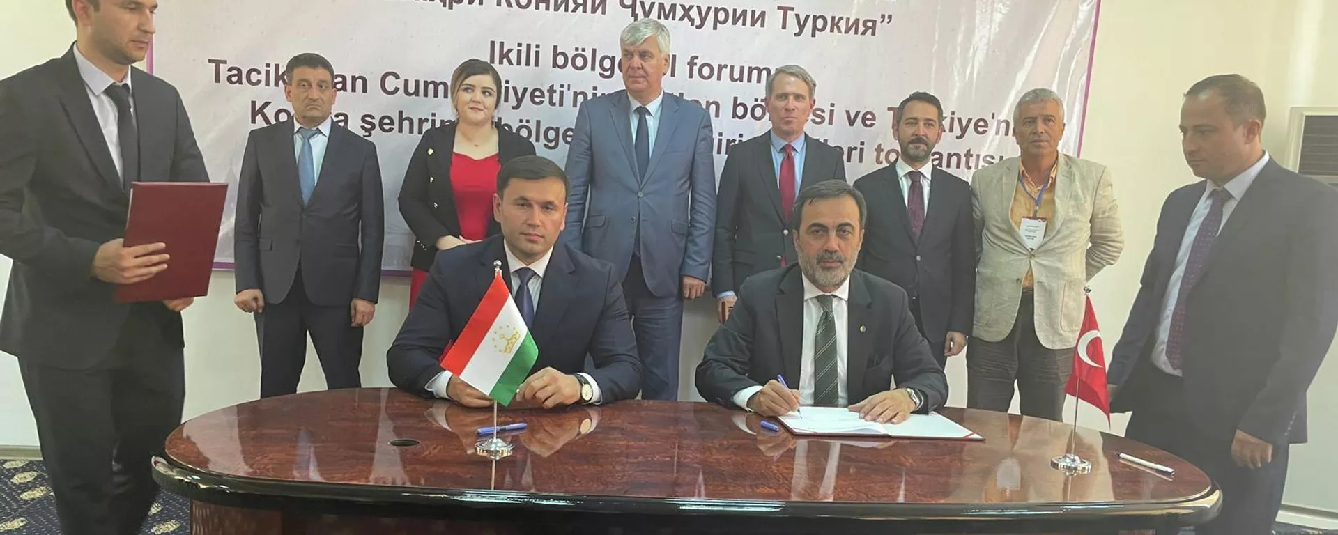 Имзои санадҳои ҳамкорӣ байни Палатаи савдо ва саноати вилояти Хатлони Тоҷикистон ва Палатаи савдои Кония - Sputnik Тоҷикистон, 1920, 06.09.2022