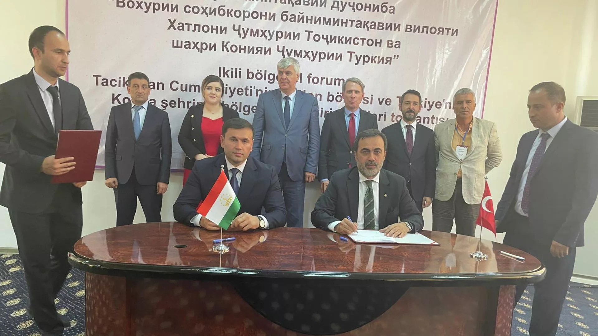 Имзои санадҳои ҳамкорӣ байни Палатаи савдо ва саноати вилояти Хатлони Тоҷикистон ва Палатаи савдои Кония
