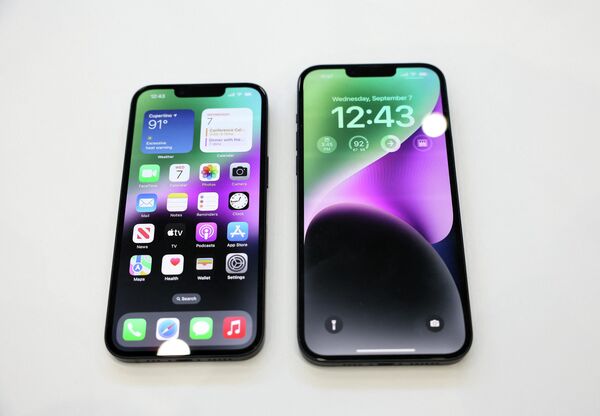 Здесь можно сравнить размеры обычного iPhone 14 и увеличенной версии с приставкой Plus. - Sputnik Таджикистан