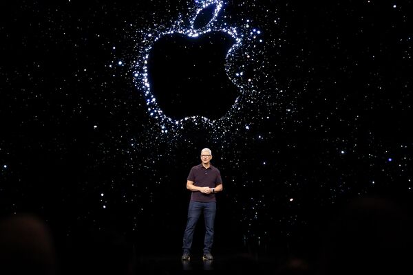 Генеральный директор Apple Тим Кук выступает на открытии презентации компании в Apple Park в Купертино. - Sputnik Таджикистан