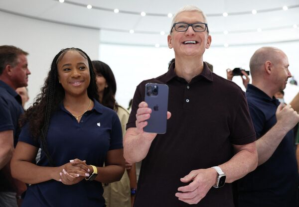 Генеральный директор Apple Тим Кук позирует с новым iPhone 14 Pro, главной особенностью которого стали камера и необычный вырез на экране. - Sputnik Таджикистан