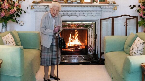 Королева Великобритании Елизавета II ждет в гостиной, прежде чем принять Лиз Трасс - Sputnik Таджикистан