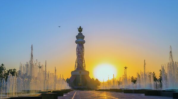 Украшением комплекса стала стела высотой 121 м, увенчанная короной из сусального золота. - Sputnik Таджикистан