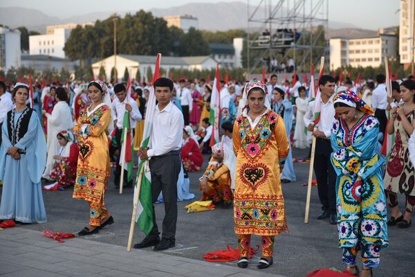 Гостями церемонии также стали артисты, студенты и известные жители столицы. - Sputnik Таджикистан