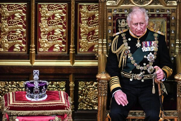 Принц Чарльз сидит рядом с короной Британской империи, 10 мая 2022 года.  - Sputnik Таджикистан