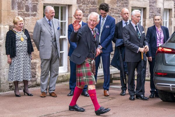Принц Чарльз приветствует публику во время визита в Шотландию, 7 сентября 2022 года. - Sputnik Таджикистан