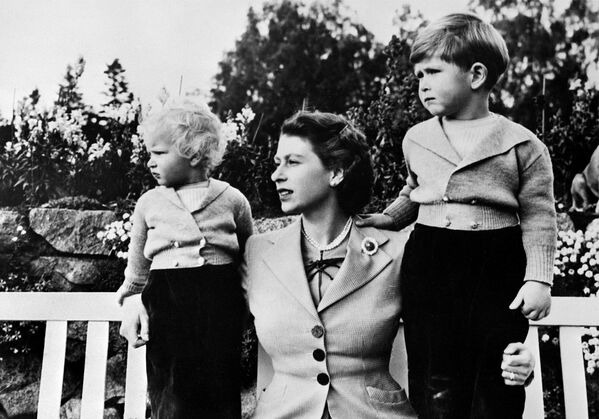 Королева Елизавета II с детьми: Чарльзом и Анной. - Sputnik Таджикистан