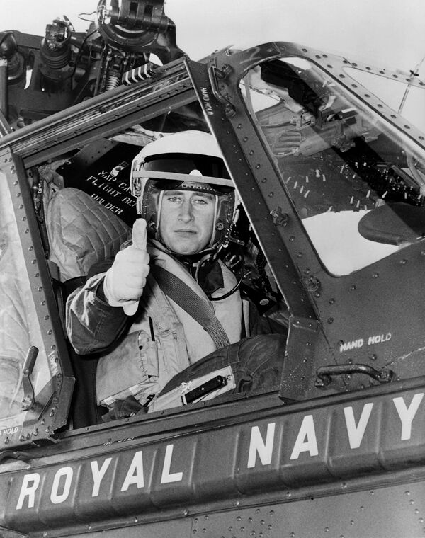 Принц Чарльз на борту вертолета Королевского флота, 21 октября 1972 года. - Sputnik Таджикистан