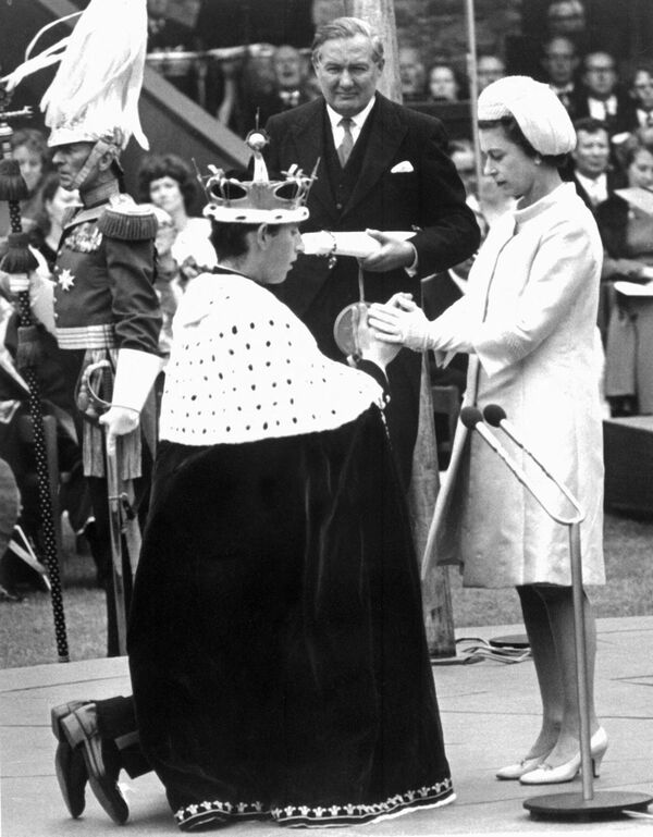 Королева Елизавета II коронует Чарльза как принца Уэльского в замке Кернарфон (Уоллес), 1969 год. - Sputnik Таджикистан