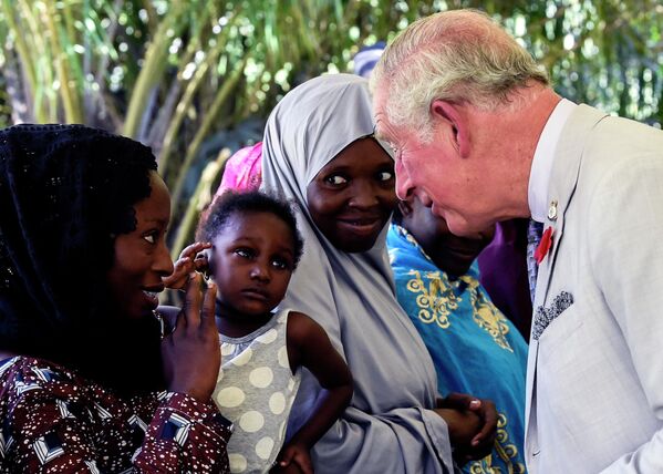Принц Чарльз беседует с женщинами в ботаническом саду Sarius Palmetum в Нигерии, 8 ноября 2018 года. - Sputnik Таджикистан