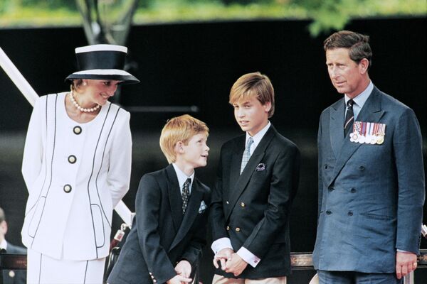 Принц Чарльз, принцесса Диана и их дети Уильям и Гарри наблюдают за маршем с помоста перед Букингемским дворцом, 19 августа 1995 года. - Sputnik Таджикистан