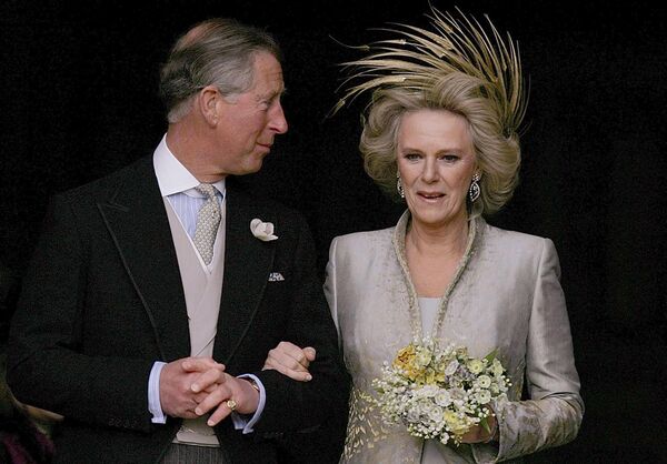 Принц Чарльз и его жена Камилла Паркер Боулз, 9 апреля 2005 года.  - Sputnik Таджикистан