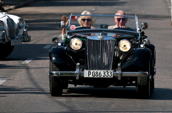 Принц Чарльз едет на винтажном автомобиле с женой Камиллой, герцогиней Корнуоллской, во время культурного мероприятия в Гаване, Куба, 26 марта 2019 года. - Sputnik Таджикистан