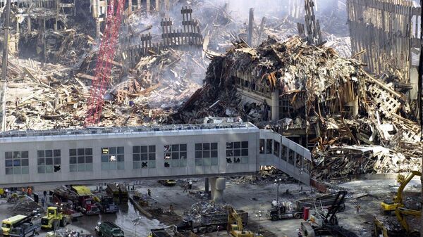 Вид сверху на разрушения после атаки на Всемирный торговый центр в США  - Sputnik Таджикистан